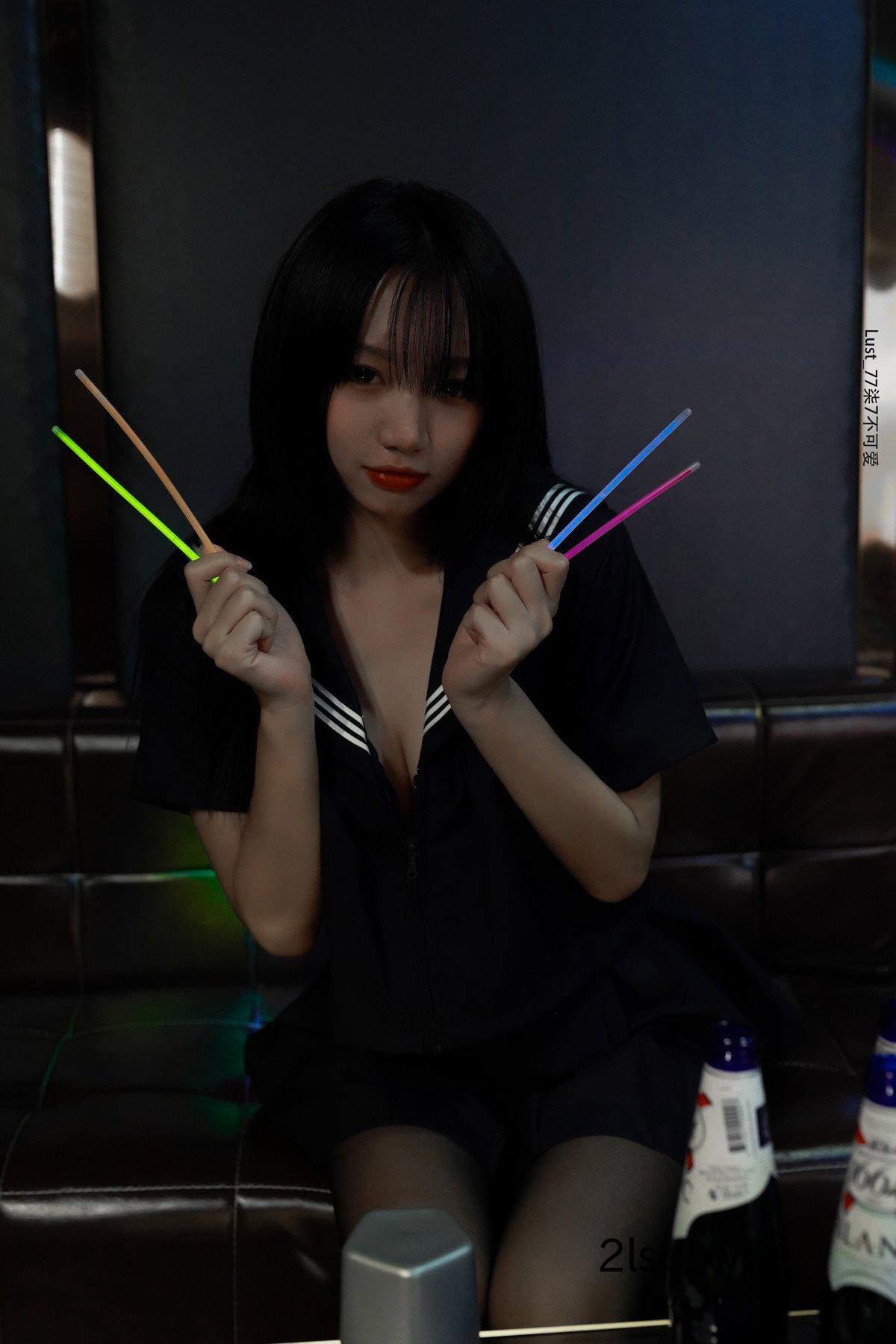 Coser@柒柒要乖哦-–-反差JK少女-B柒柒要乖哦