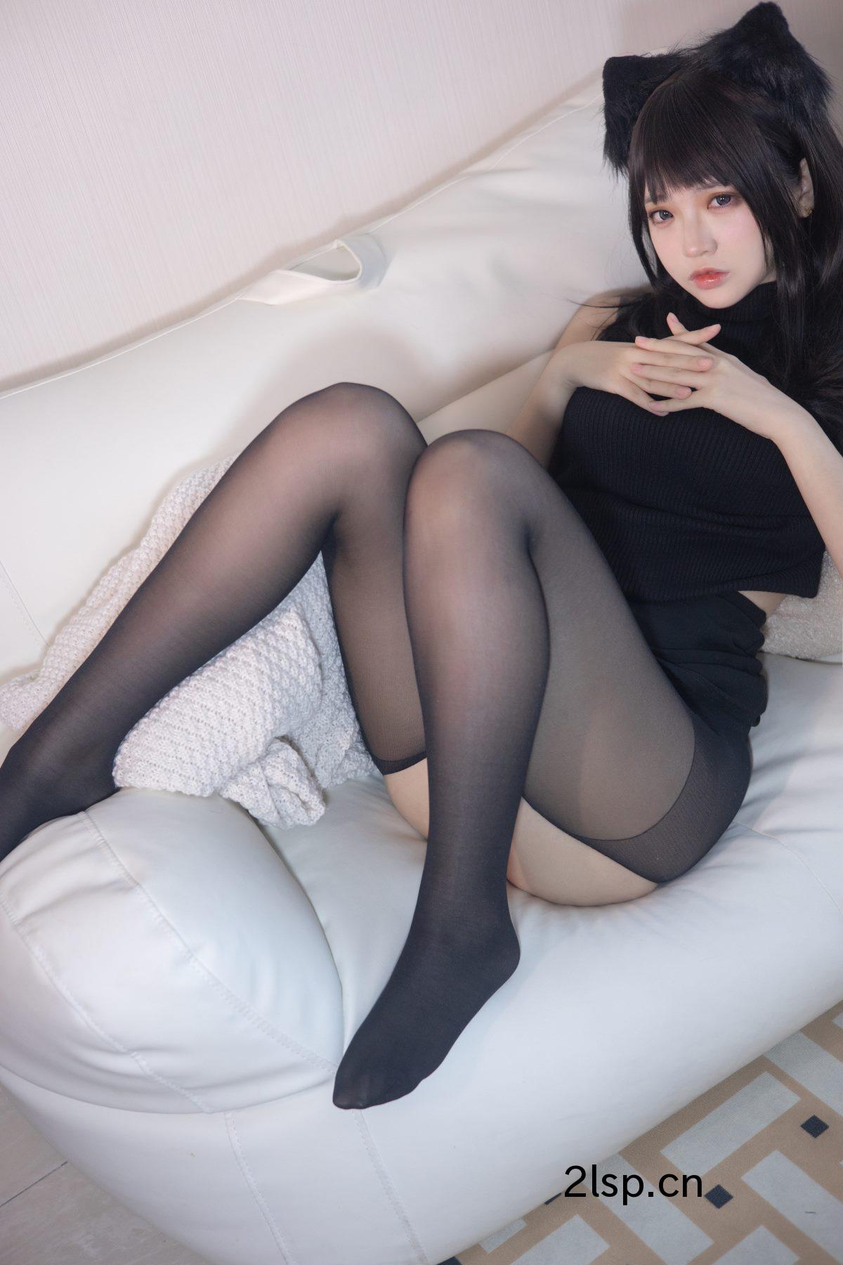 Coser@疯猫ssVol.0792022新春生日本01黑毛衣少女