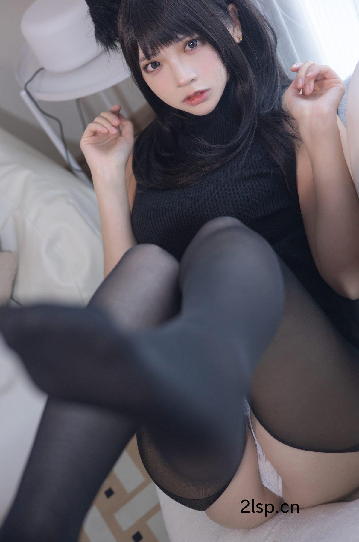 Coser@疯猫ssVol.0792022新春生日本01黑毛衣少女