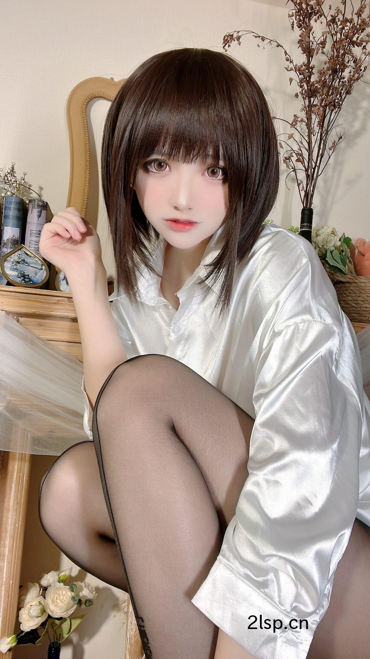 Coser@疯猫ssvol.076COS美女2022新春生日本03白衬衫少女