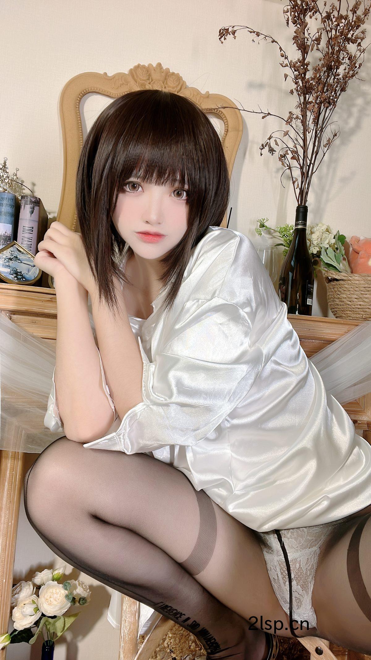 Coser@疯猫ssvol.076COS美女2022新春生日本03白衬衫少女