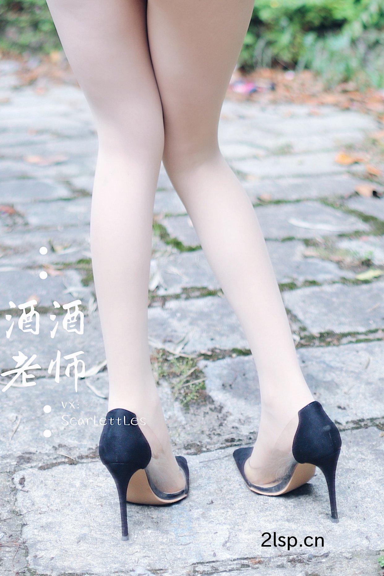 Coser@酒酒老师Vol.026废墟肉丝旗袍大秀2部B