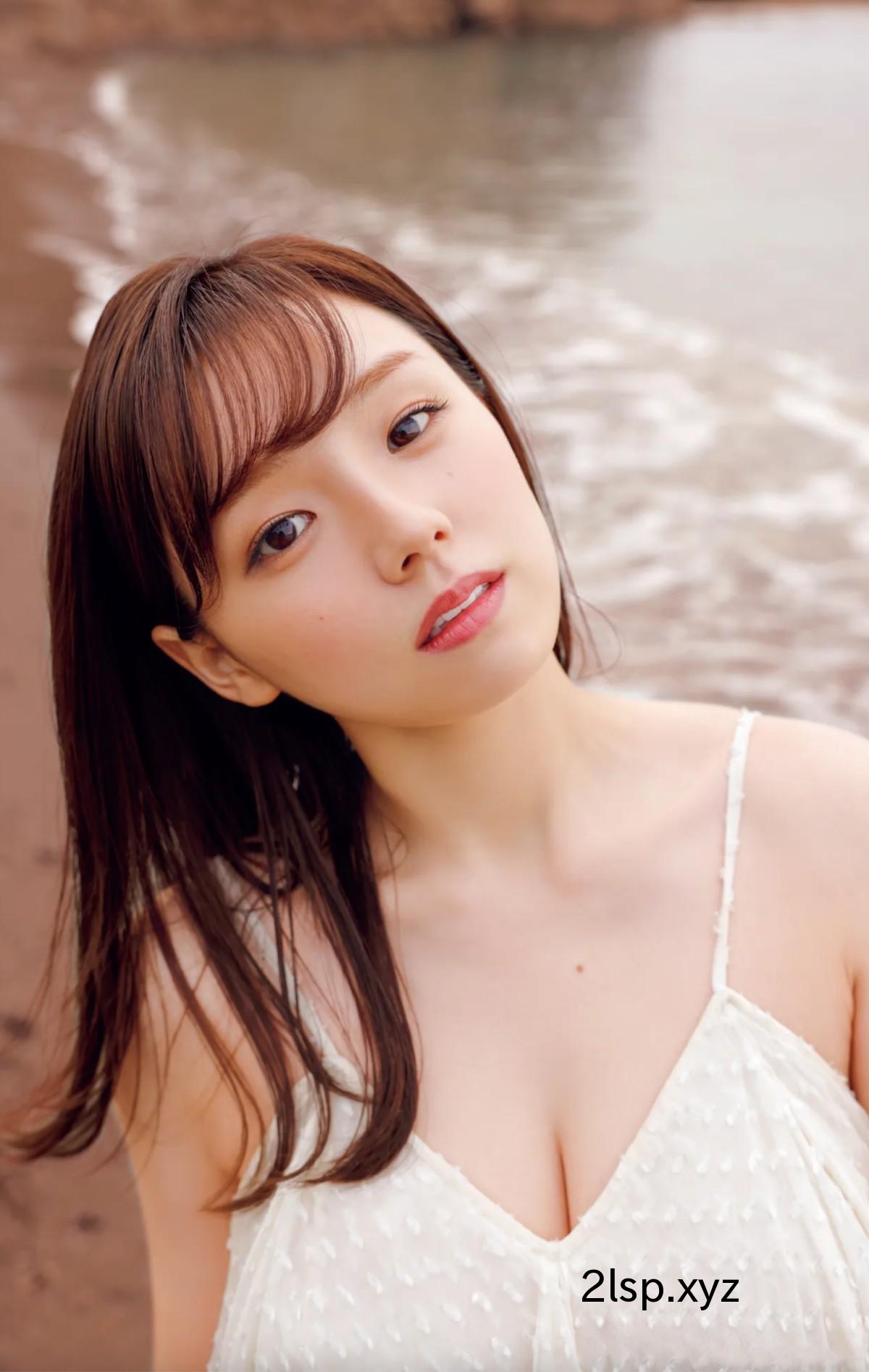 FRIDAY-2022-12-08-Ai-Shinozaki-篠崎愛-–-Monopolizes-The-National-Treasure-Class-BustMonopolizes-The-National-Treasure-Class-Bust