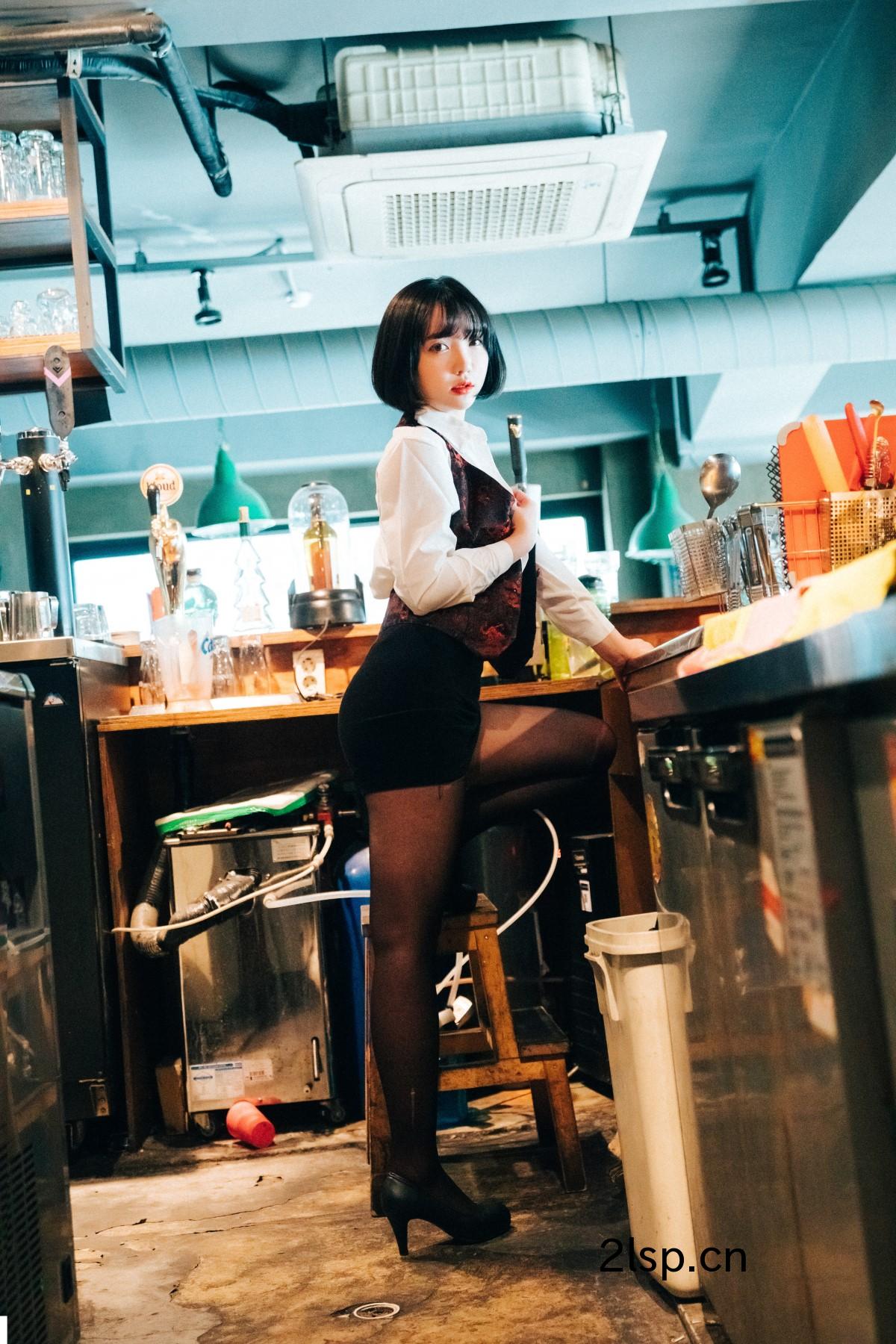 Loozy-Son-Ye-Eun-손예은-–-Tainted-Love-Bar손예은