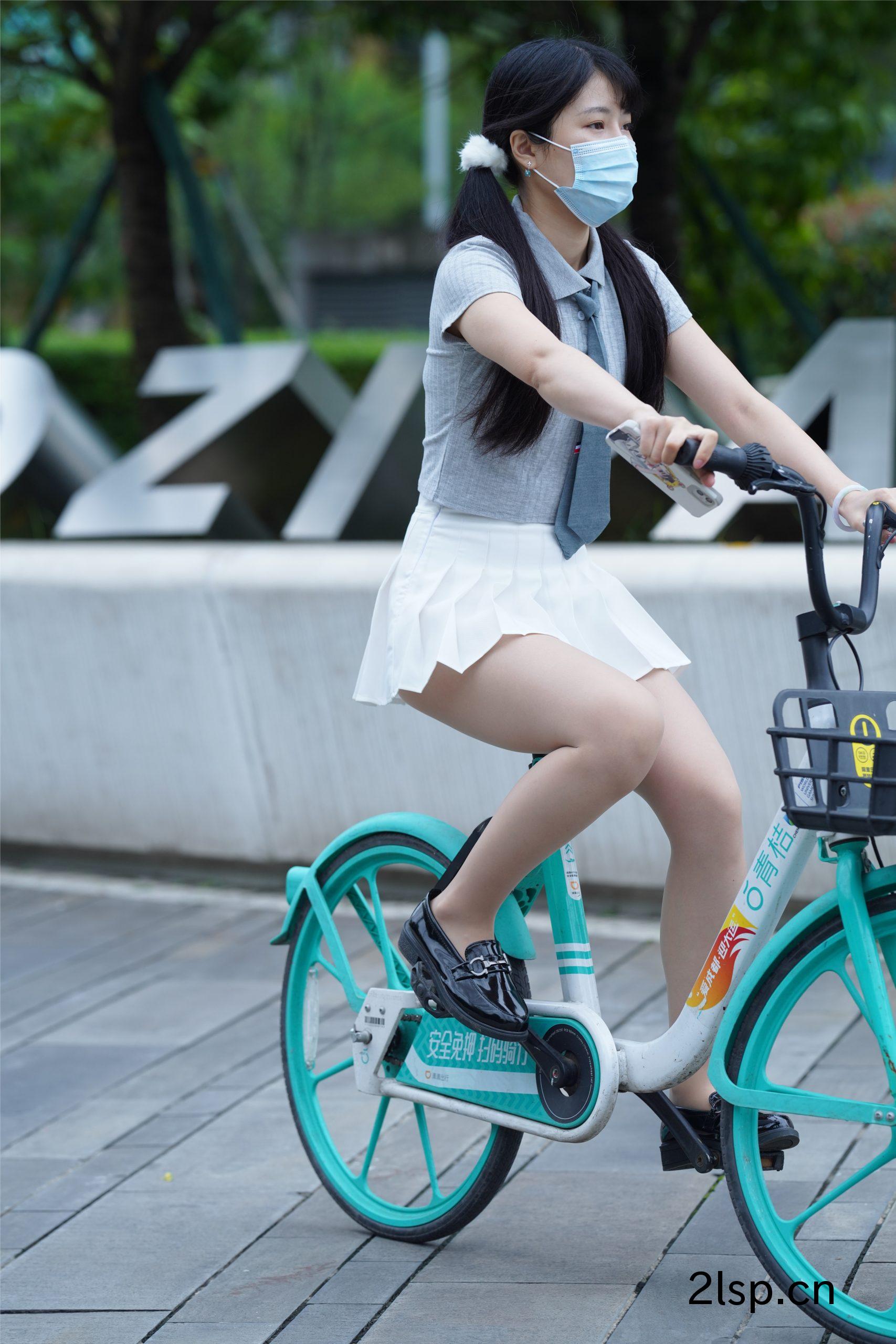 百褶裙女生