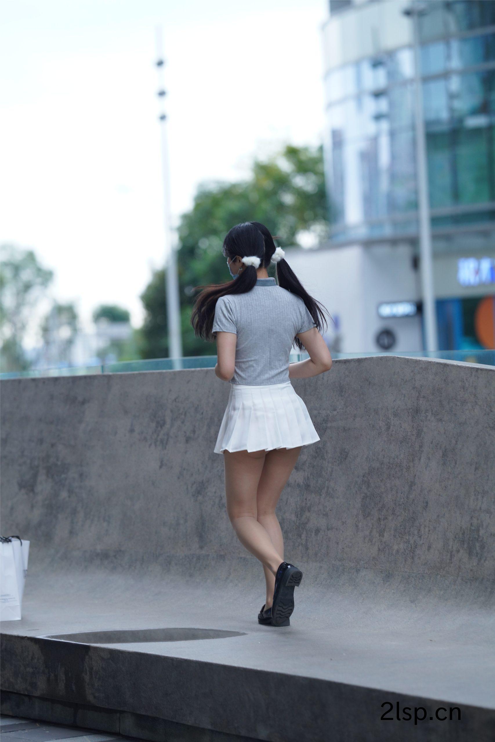 百褶裙女生