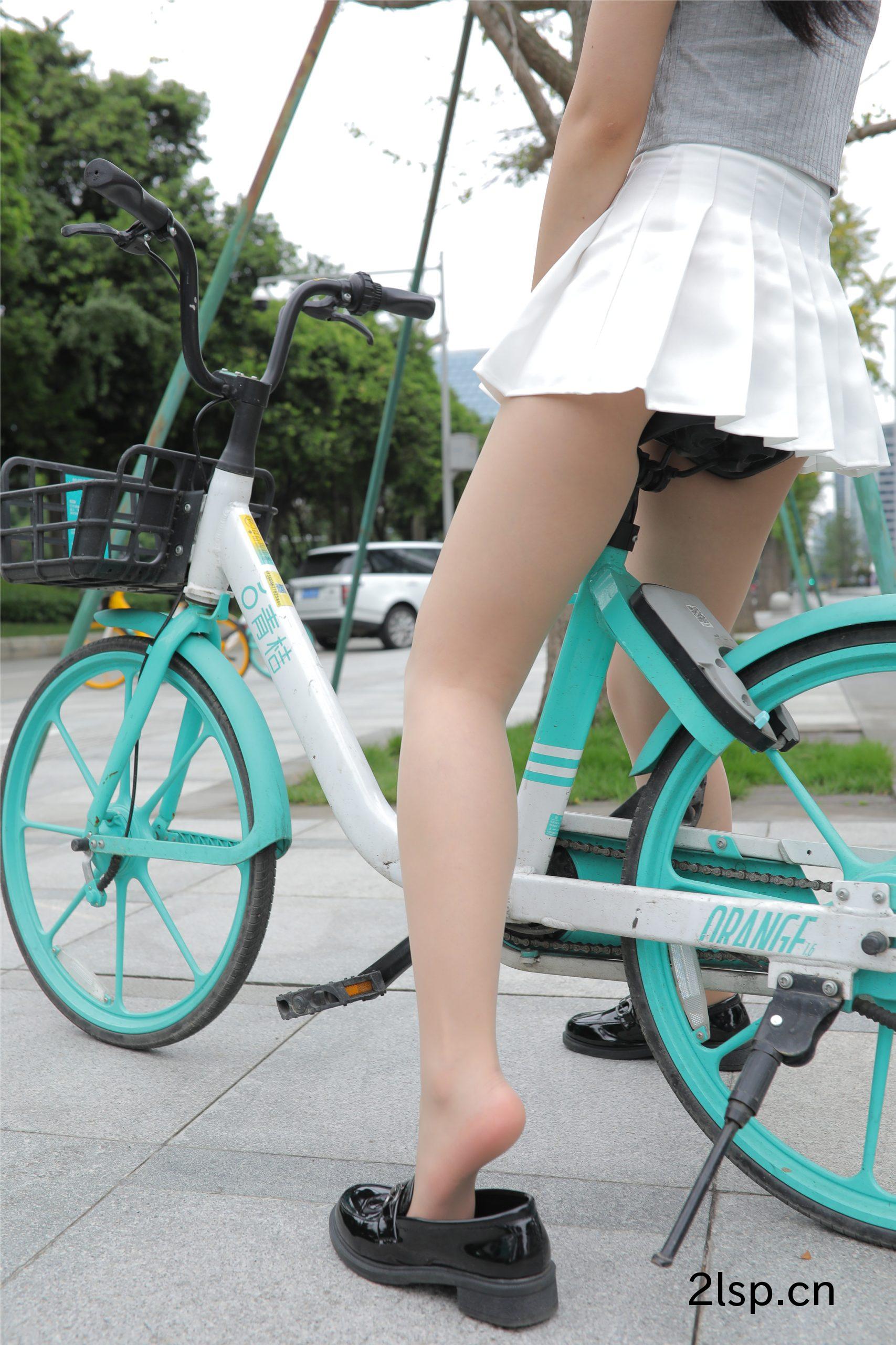 百褶裙女生