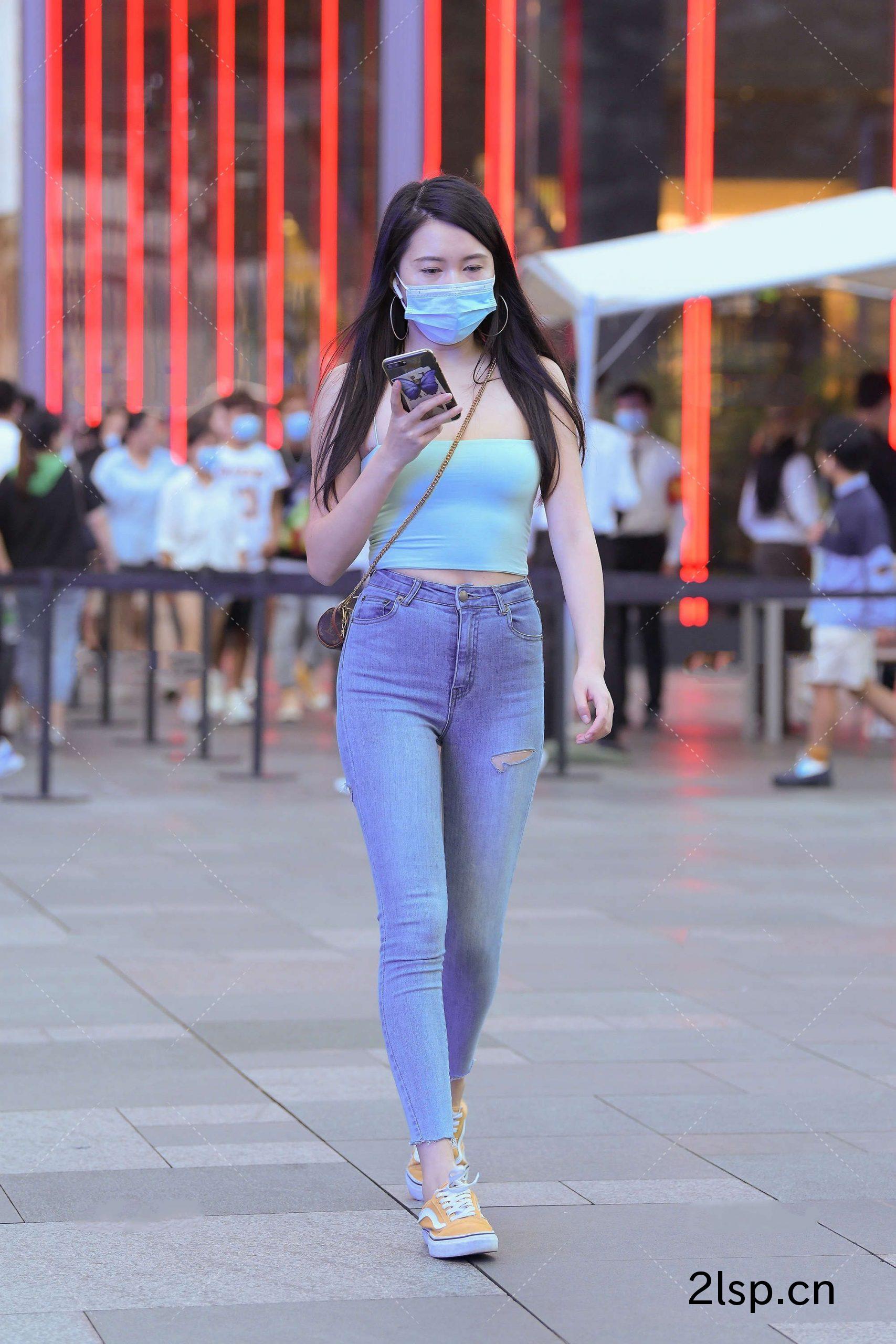 破洞牛仔裤