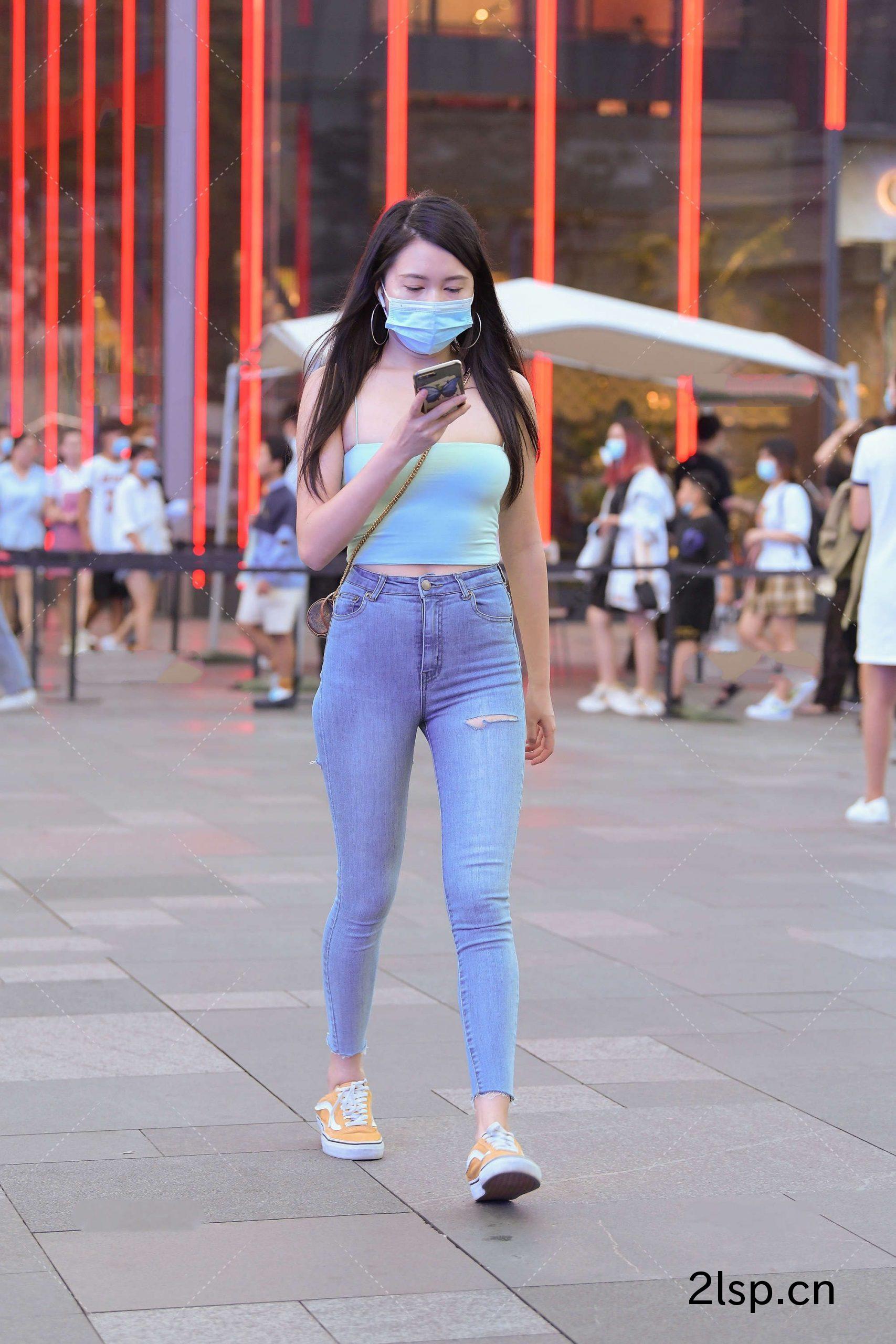 破洞牛仔裤