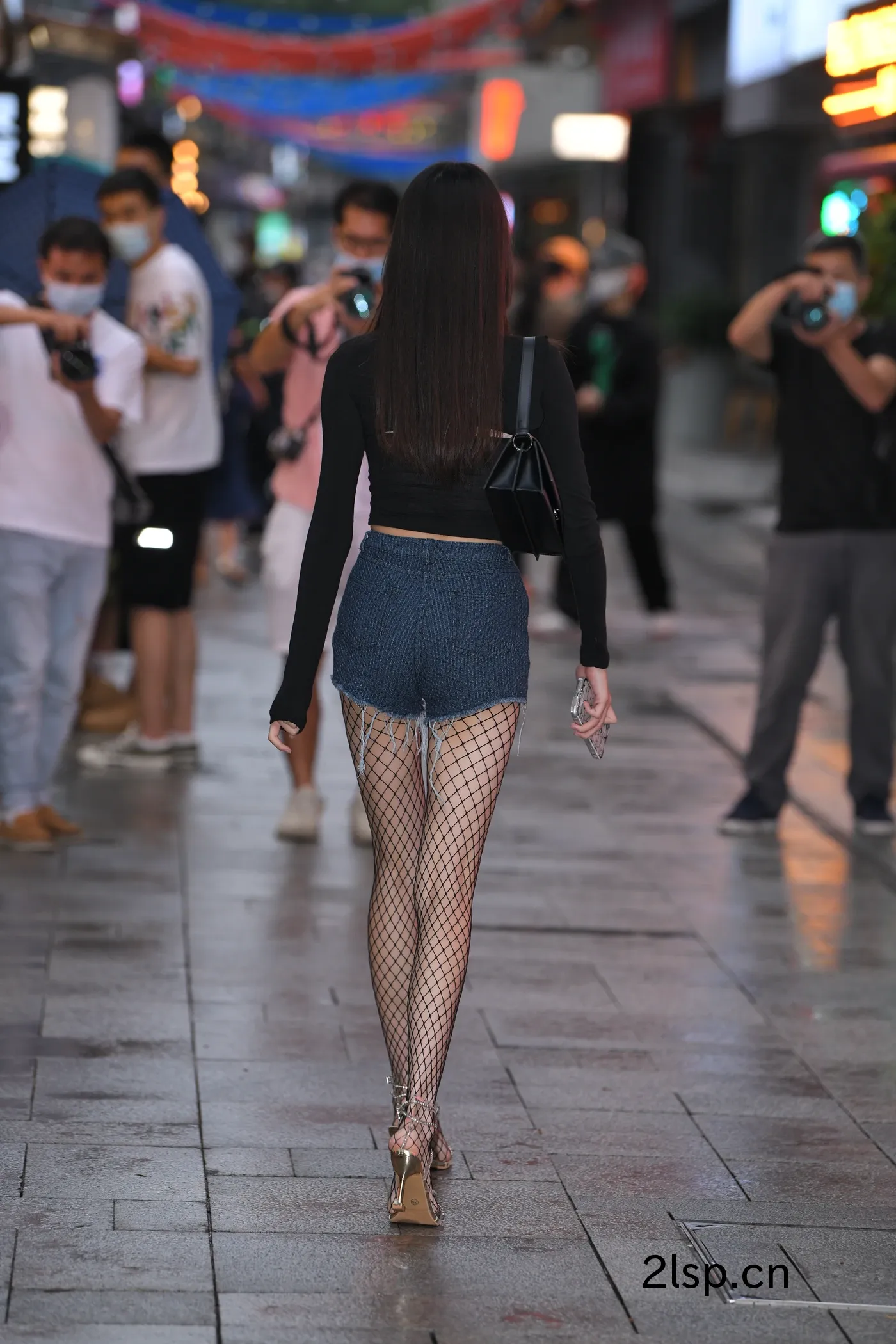 身材苗条的网袜大长腿美女